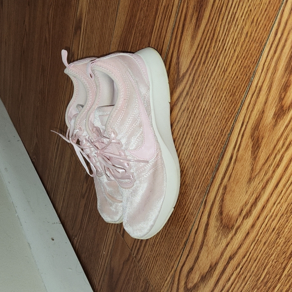 Nike dualtone racer pink velvet woman sneaker size 6y or 7.5 - Picture 2 of 8